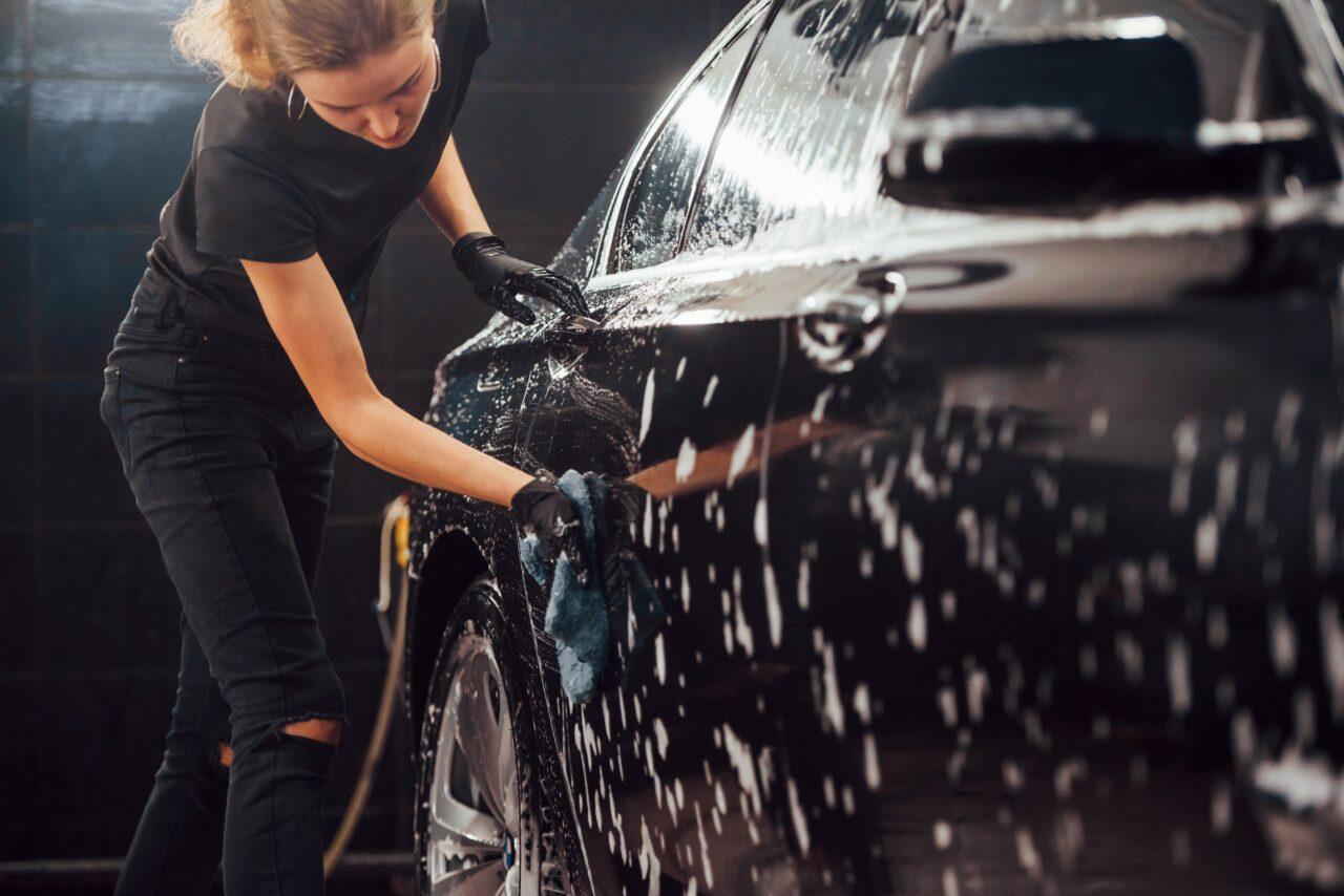 Come lavare l’auto senza graffiarla