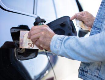 Aumento benzina: un anno di rifornimenti costa 1.730 euro
