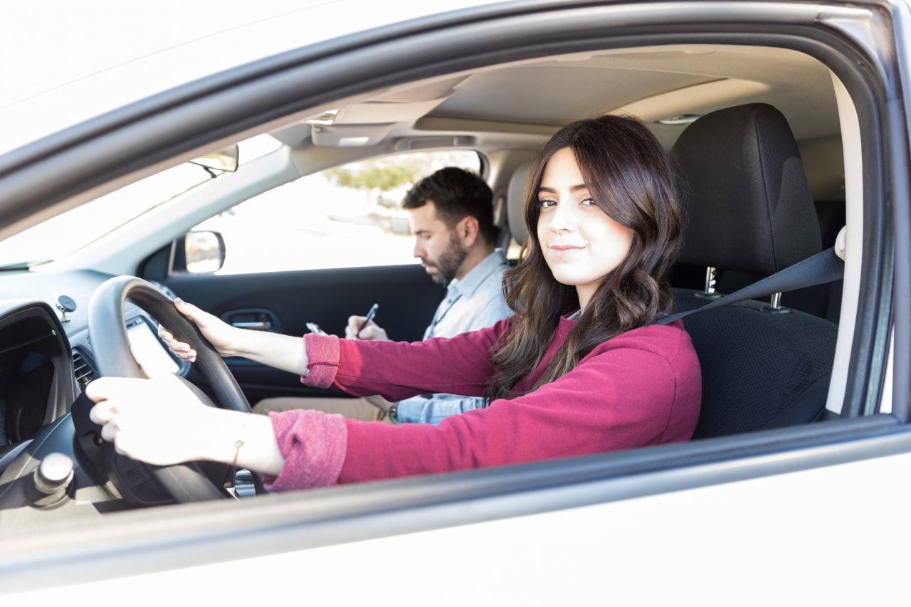 Partire con l’auto a benzina: come usare frizione e acceleratore