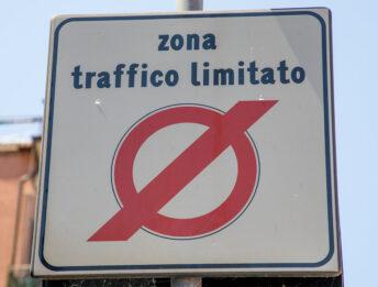 Auto ibride nelle ZTL: i Comuni possono negare l’accesso