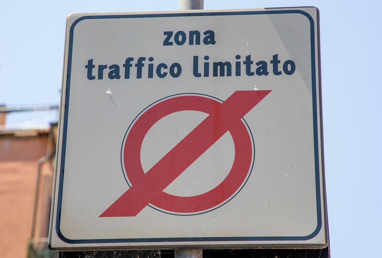Auto ibride nelle ZTL: i Comuni possono negare l’accesso
