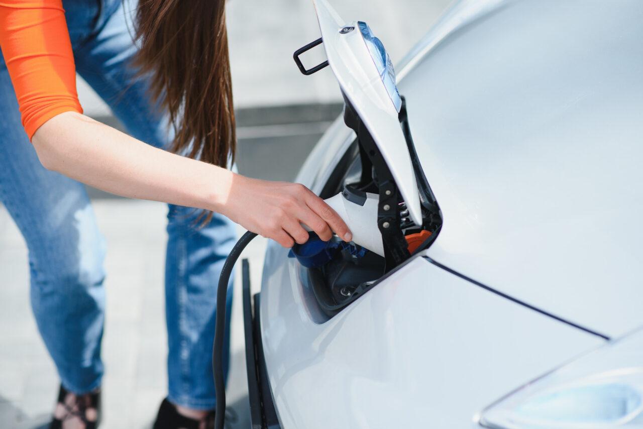 Flotte aziendali solo elettriche dal 2030? Da Aniasa un secco no
