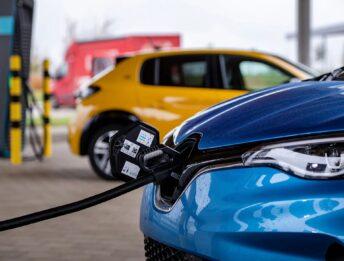 Ricarica auto elettrica in autostrada: senza card costa sino al +62%