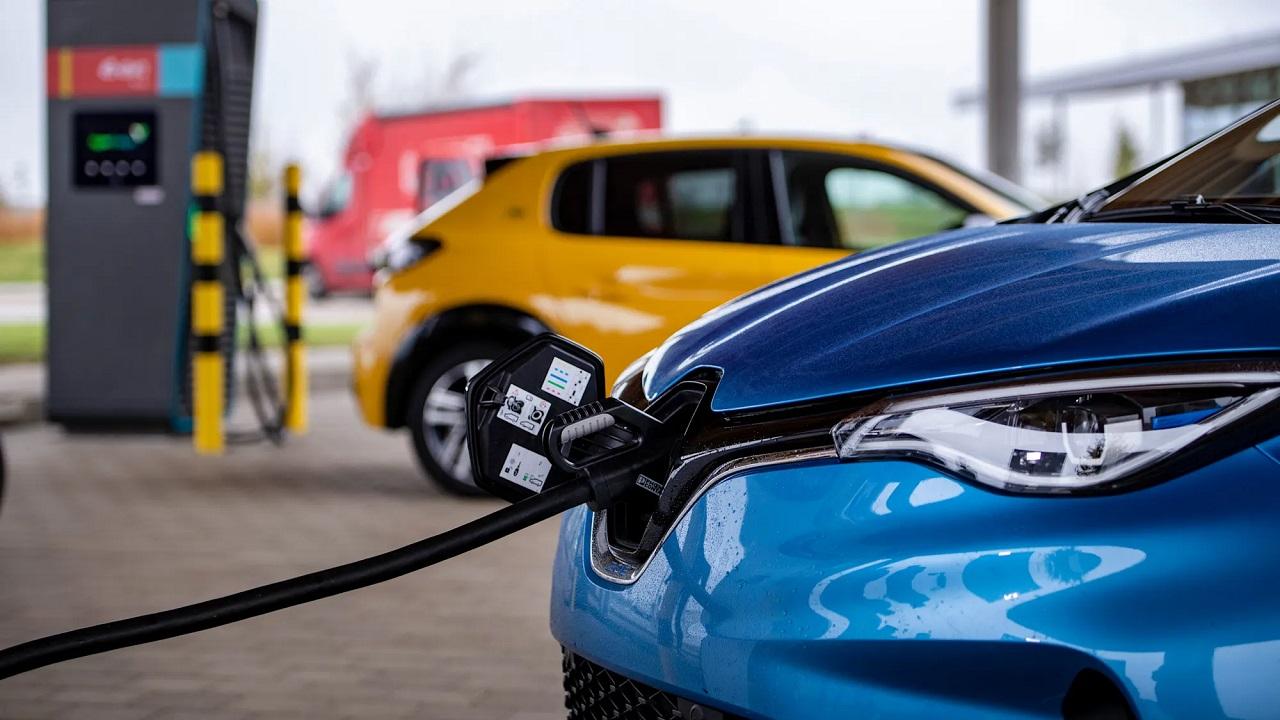 Ricarica auto elettrica in autostrada: senza card costa sino al +62%