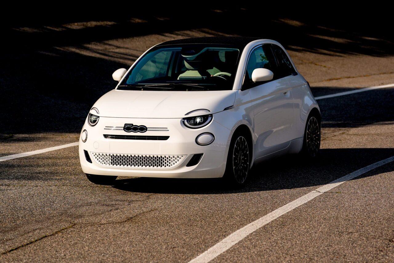 Nuova Fiat 500 ibrida, inizia la produzione: prezzo e caratteristiche