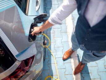 Auto elettriche aziendali, ACEA: “costi elevati e poche colonnine”