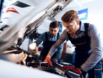 Lavorare in officina: perché è considerato di “Serie B”?