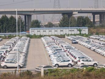Auto elettriche: mercato cinese sta implodendo, a rischio l’industria globale?