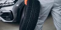 Meccanico che cambia le gomme