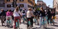 Persone in bicicletta