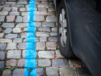 Roma, parcheggia sulle strisce bianche ma di notte diventano blu: multato