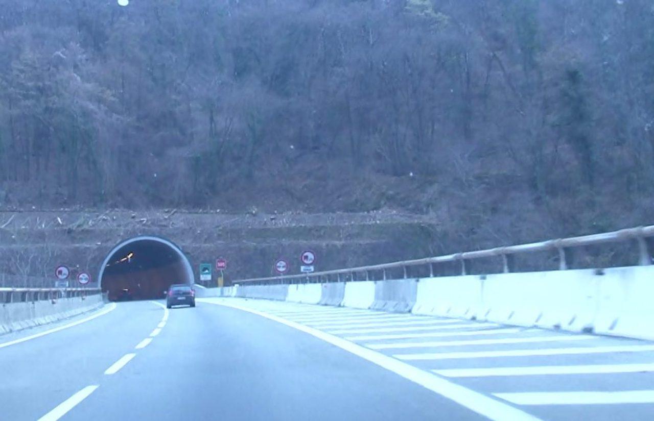 Autostrada A26 cartelli stradali pericolosi