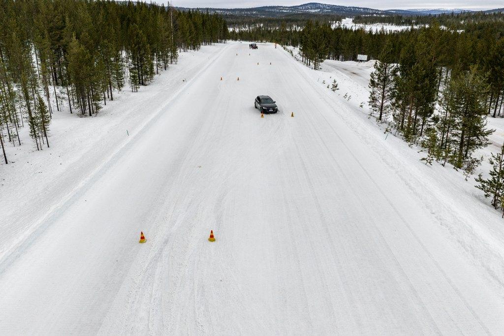 Nokian_Snowproof_3P_test_slalomin_pista_Ivalo