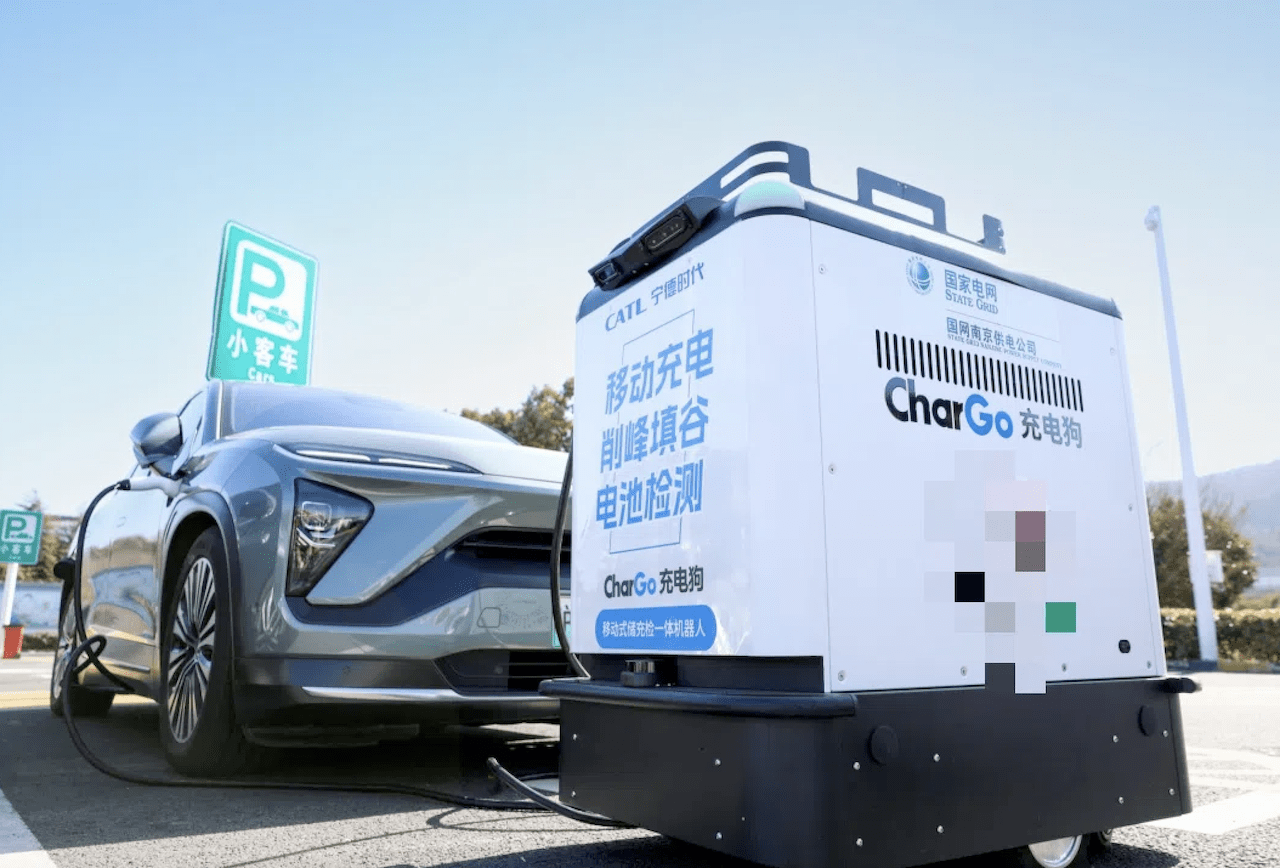 robot cinese per ricaricare l'auto elettrica
