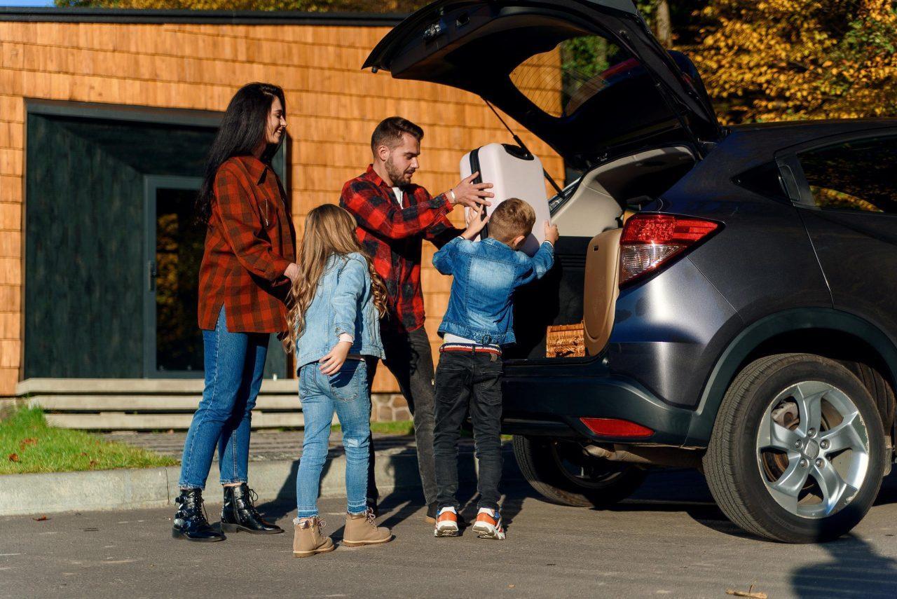 famiglia carica bagagli Traffico 6, 7 e 8 marzo 2026: le previsioni del weekend