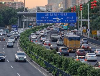 Cina emette CO2 a livelli record: politica e automotive mondiali si interrogano