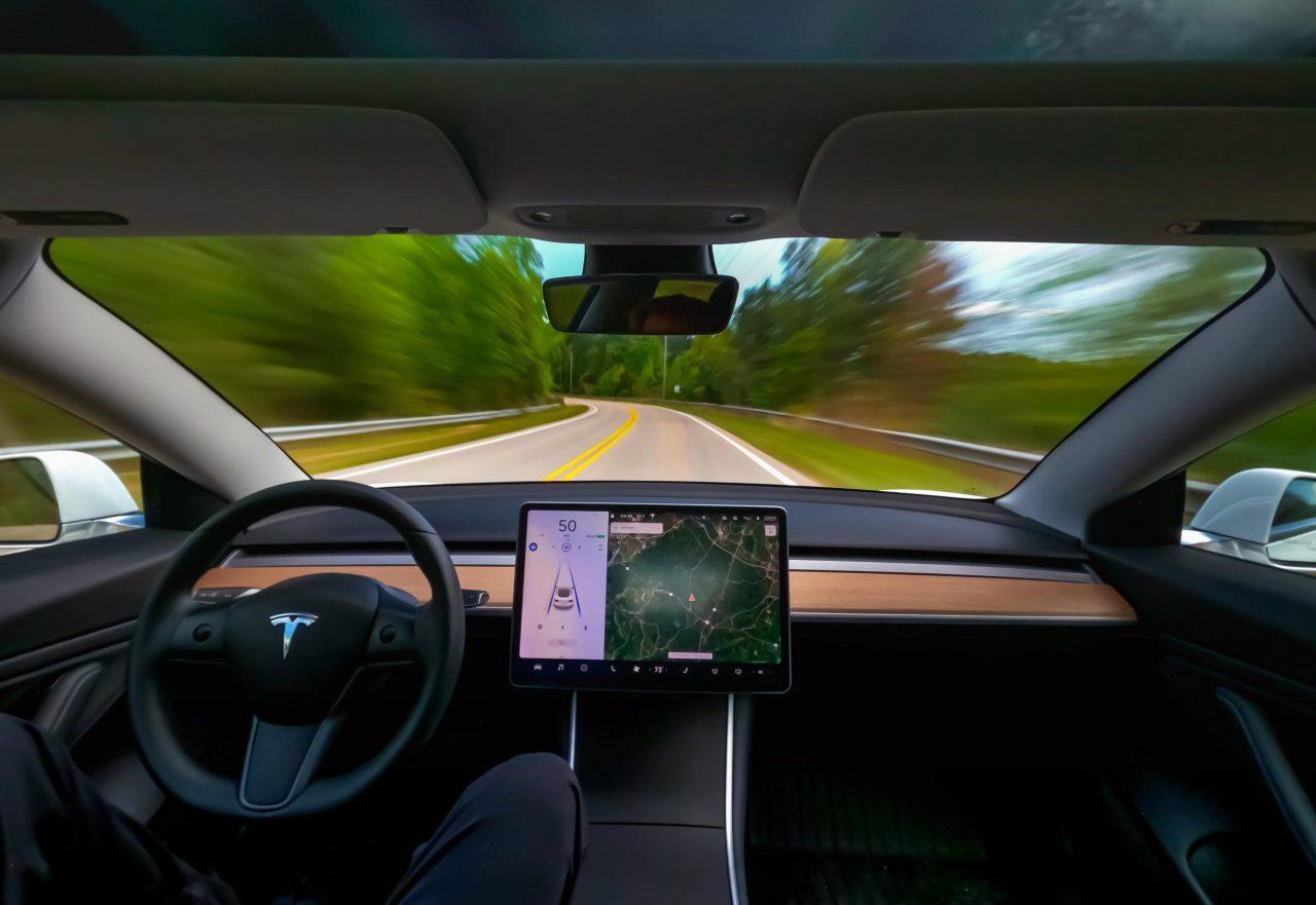 Tesla Full Self-Driving fa cilecca sui binari del treno: qual è l’accusa