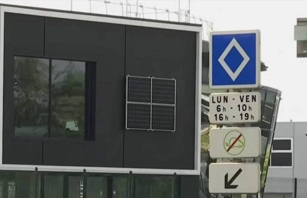Il semaforo bianco col cartello a forma di rombo: coppia di non notizie Il semaforo bianco col cartello a forma di rombo: coppia di non notizie