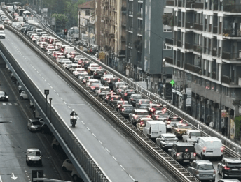 “Inferno” di smog sulla Ghisolfa a Milano per i lavori della ciclabile