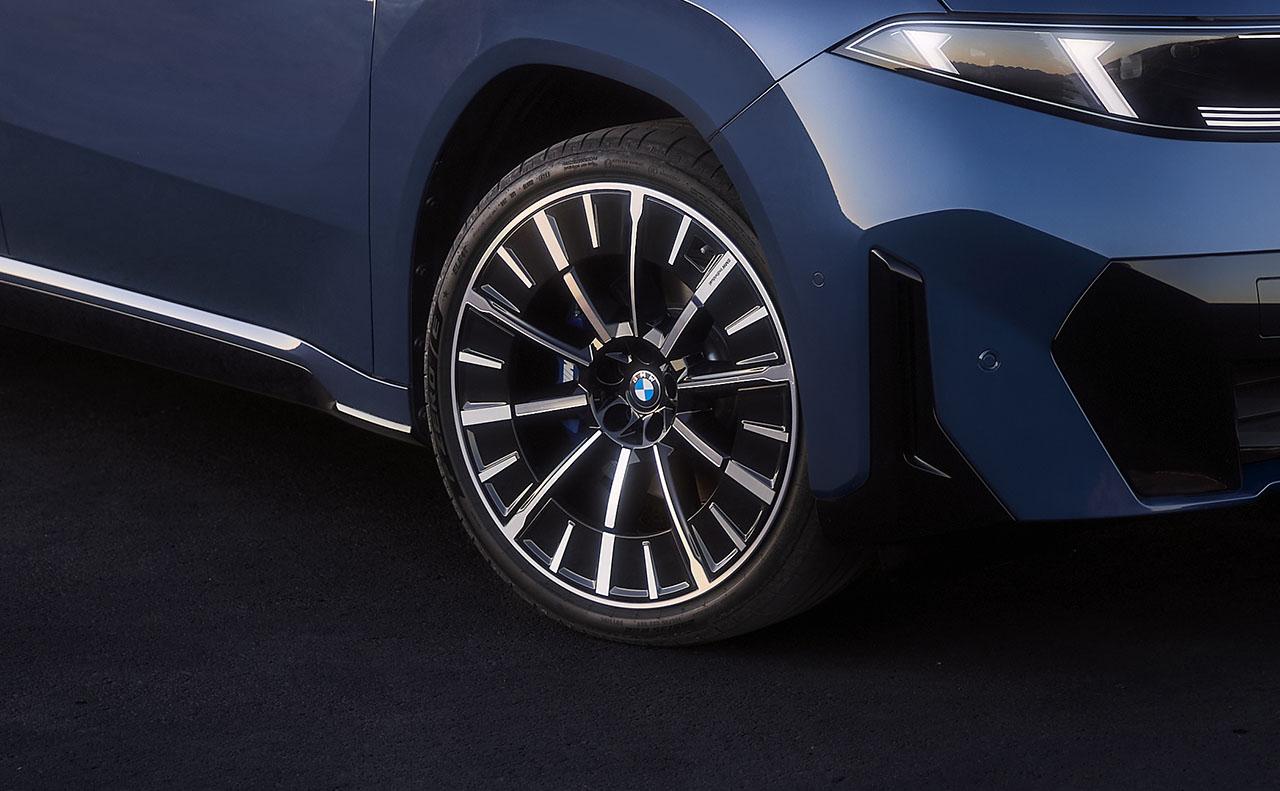 BMW iX3 con gomme Pirelli P Zero