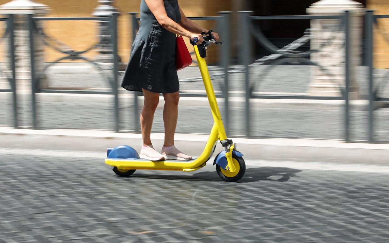 Monopattini, obbligo casco poco rispettato, quali soluzioni?