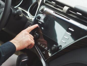 Auto connesse: radio FM e DAB+ non spariranno, UE accoglie la richiesta italiana