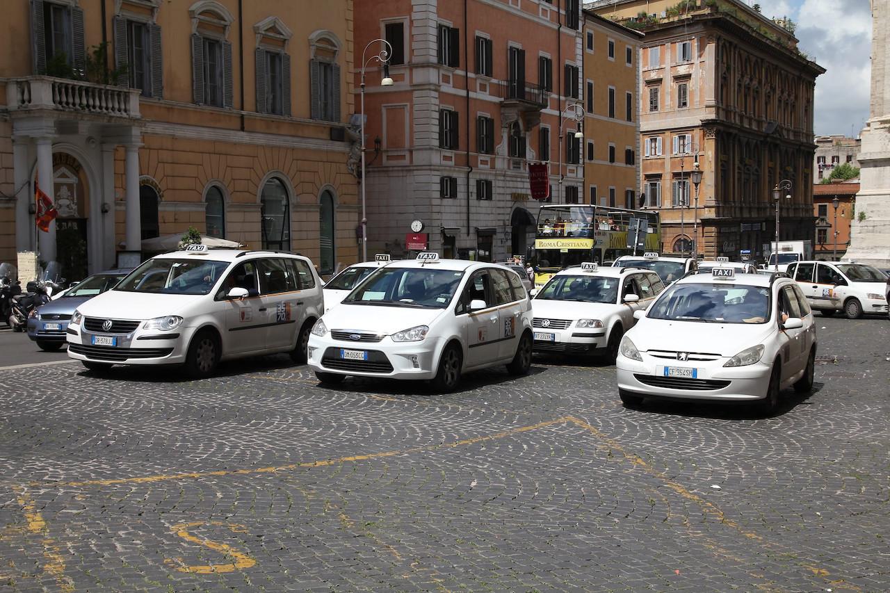 Tassisti guadagnano 19 mila euro all'anno il reddito medio sorprende
