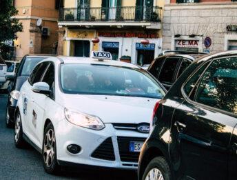 Tassisti guadagnano 19 mila euro all’anno: il reddito medio sorprende