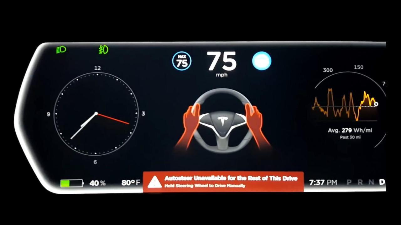 Guida autonoma Tesla, proprietari cinesi chiedono i danni, ecco perché