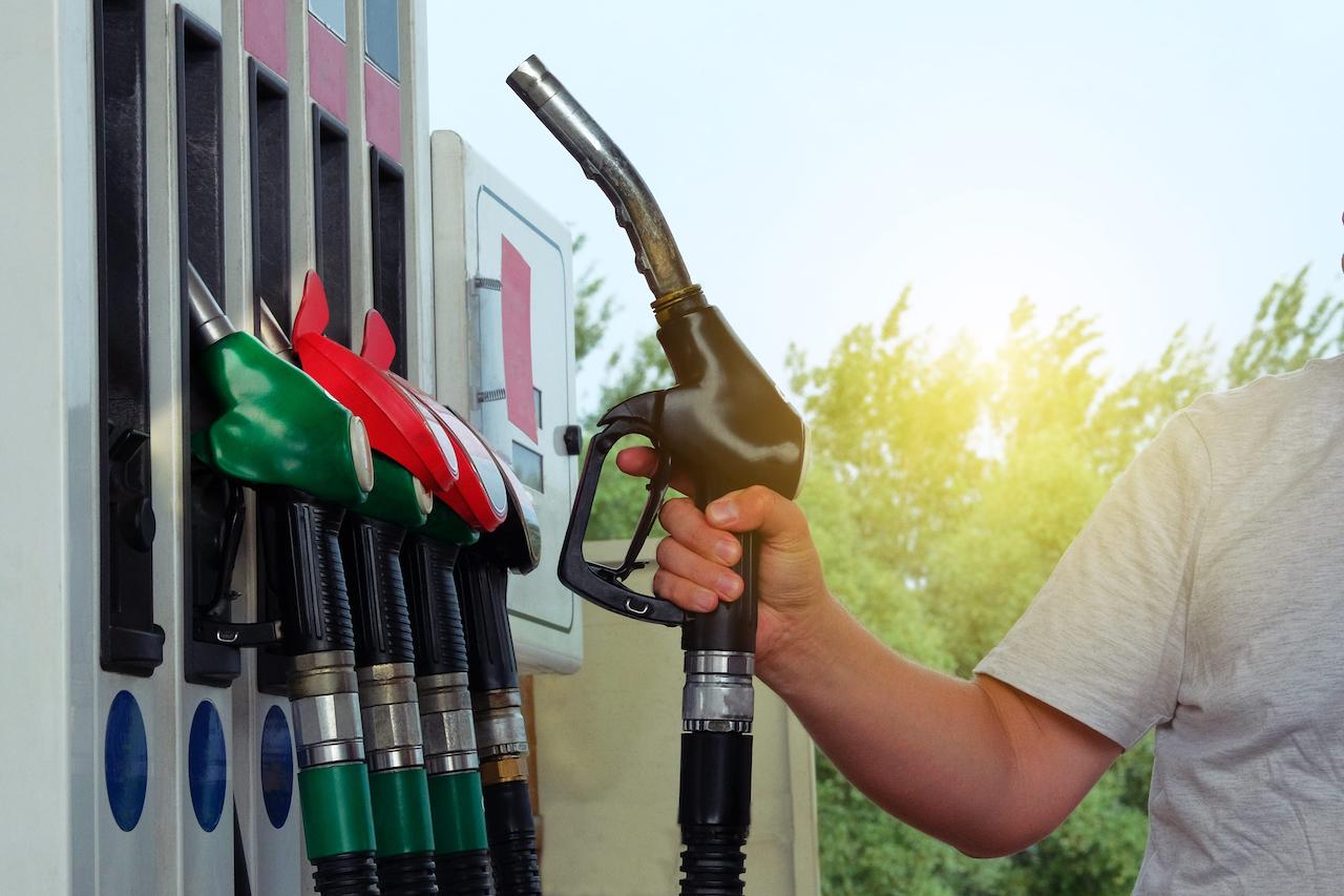 Prezzi carburanti scendono piano colpa del cambio euro - dollaro?