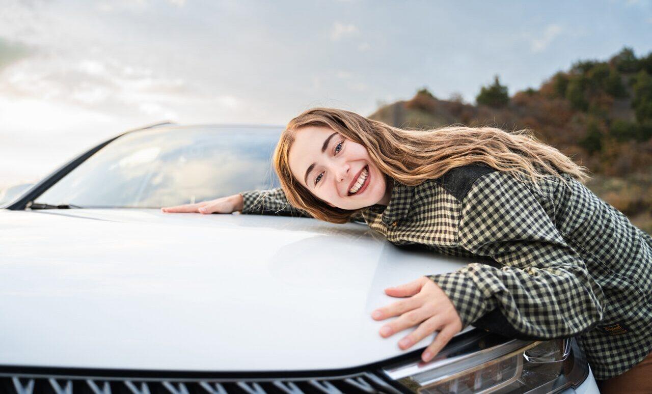 Ragazza apprezza auto