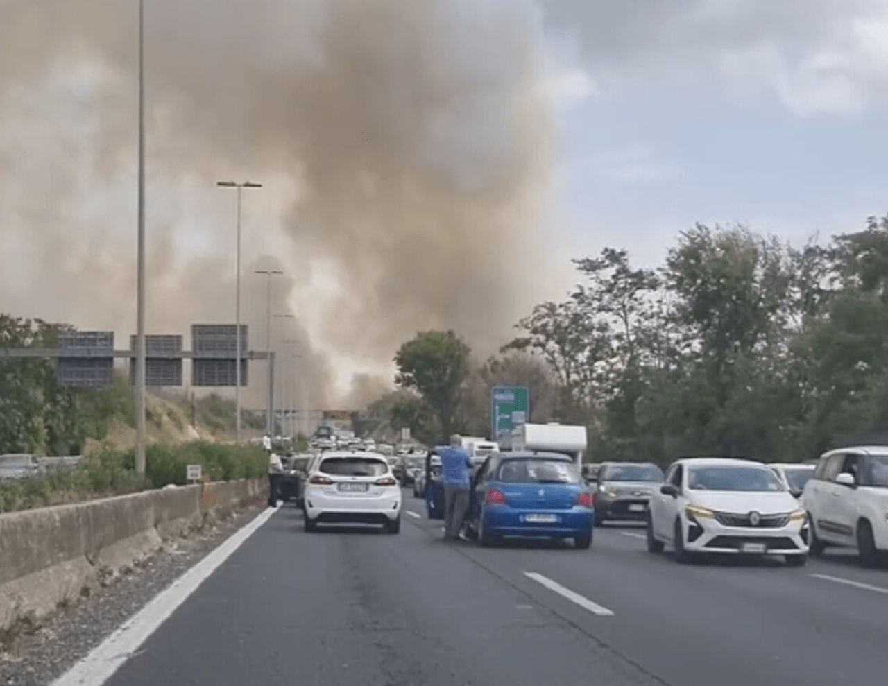 Auto contromano sul GRA Roma in fiamme