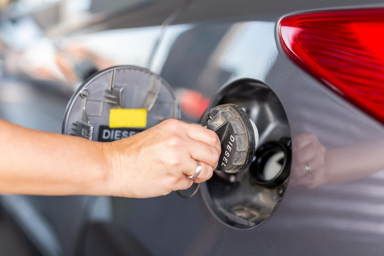 Prezzo benzina oltre 2 euro in autostrada, diesel a 2,06 rincari senza tregua
