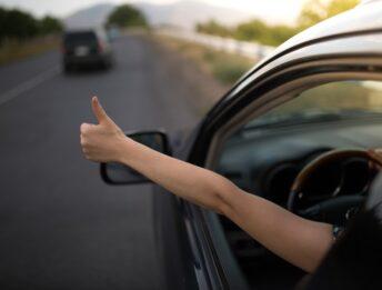 Vacanze in auto: i rischi di guidare all’estero senza conoscere le usanze locali