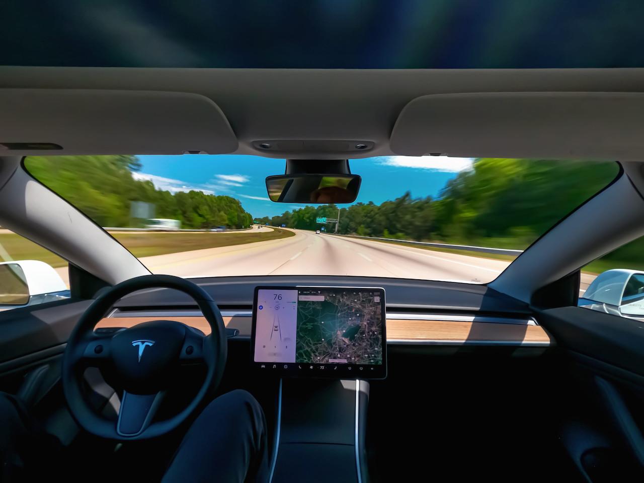 Auto a guida autonoma sotto torchio in Cina: niente omologazione senza test sicurezza