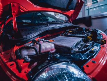 Auto ibride ed elettriche in officina: la sicurezza non si ferma agli attestati. Ecco cosa fare