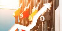 Trump blocca export diesel a UE: ma USA e Bruxelles non erano amici? UE NEI GUAI SENZA IL DIESEL USA Gli Stati Uniti rappresentano una componente importante di queste forniture. Secondo dati citati dall’American Petroleum Institute, il Paese vale circa un quinto delle esportazioni mondiali di diesel. Una loro riduzione arriverebbe quindi in un mercato già caratterizzato da scorte limitate e capacità di raffinazione sotto pressione. Per l’Europa, il problema è quindi duplice. Da un lato c’è il rischio di dover sostituire rapidamente una parte delle forniture americane; dall’altro, un eventuale aumento dei prezzi del diesel avrebbe ricadute sui trasporti, sull’industria e sui costi delle merci. SICUREZZA ENERGETICA, LE COSIDDETTE CERTEZZE TRABALLANO Ed è qui che emerge la contraddizione politica. Washington e Bruxelles rimangono partner strategici, ma quando entrano in gioco sicurezza energetica, prezzi interni e interessi economici nazionali, le priorità possono divergere. L’eventuale stop al diesel americano non rappresenterebbe necessariamente una rottura dei rapporti transatlantici, ma mostrerebbe quanto sia difficile conciliare gli interessi domestici statunitensi con quelli di un mercato energetico globale. IL DIESEL RESTA CENTRALE IN ITALIA, NONOSTANTE LA TRANSIZIONE La situazione dimostra inoltre quanto la transizione verso la mobilità elettrica non abbia cancellato, almeno nel breve periodo, la dipendenza europea dai carburanti tradizionali. Il parco auto circolante italiano continua a comprendere milioni di vetture diesel, molte delle quali vengono utilizzate quotidianamente e non possono essere sostituite dall'oggi al domani. Per i proprietari, quindi, la questione non riguarda soltanto la convenienza del prossimo rifornimento. Riguarda anche la prevedibilità dei costi di utilizzo dell'auto in un mercato nel quale gli equilibri internazionali possono cambiare rapidamente. Poi c'è il discorso del trasporto merci e dell'inflazione: il gasolio è il carburante utilizzato da una parte consistente dei mezzi pesanti che ogni giorno attraversano l'Italia e l'Europa per trasportare prodotti, materie prime e componenti industriali. Se il costo del diesel aumenta, le aziende di autotrasporto devono sostenere una spesa maggiore per ogni viaggio. Nel breve periodo possono assorbire una parte dell'aumento, ma quando la pressione sui costi diventa strutturale diventa più difficile evitare un trasferimento almeno parziale sui prezzi applicati ai clienti. Il rischio si chiama inflazione al galoppo.