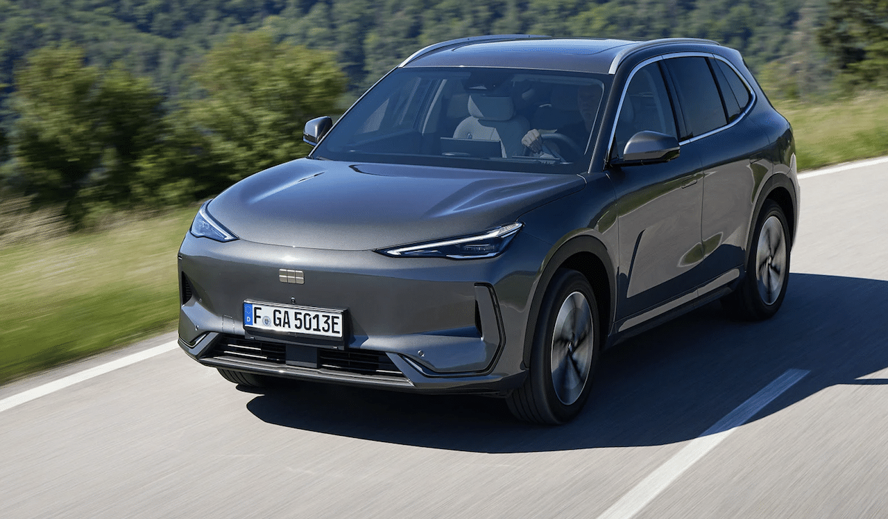 Geely sfida BYD, ricarica auto elettrica in 4 minuti e mezzo con l’AI