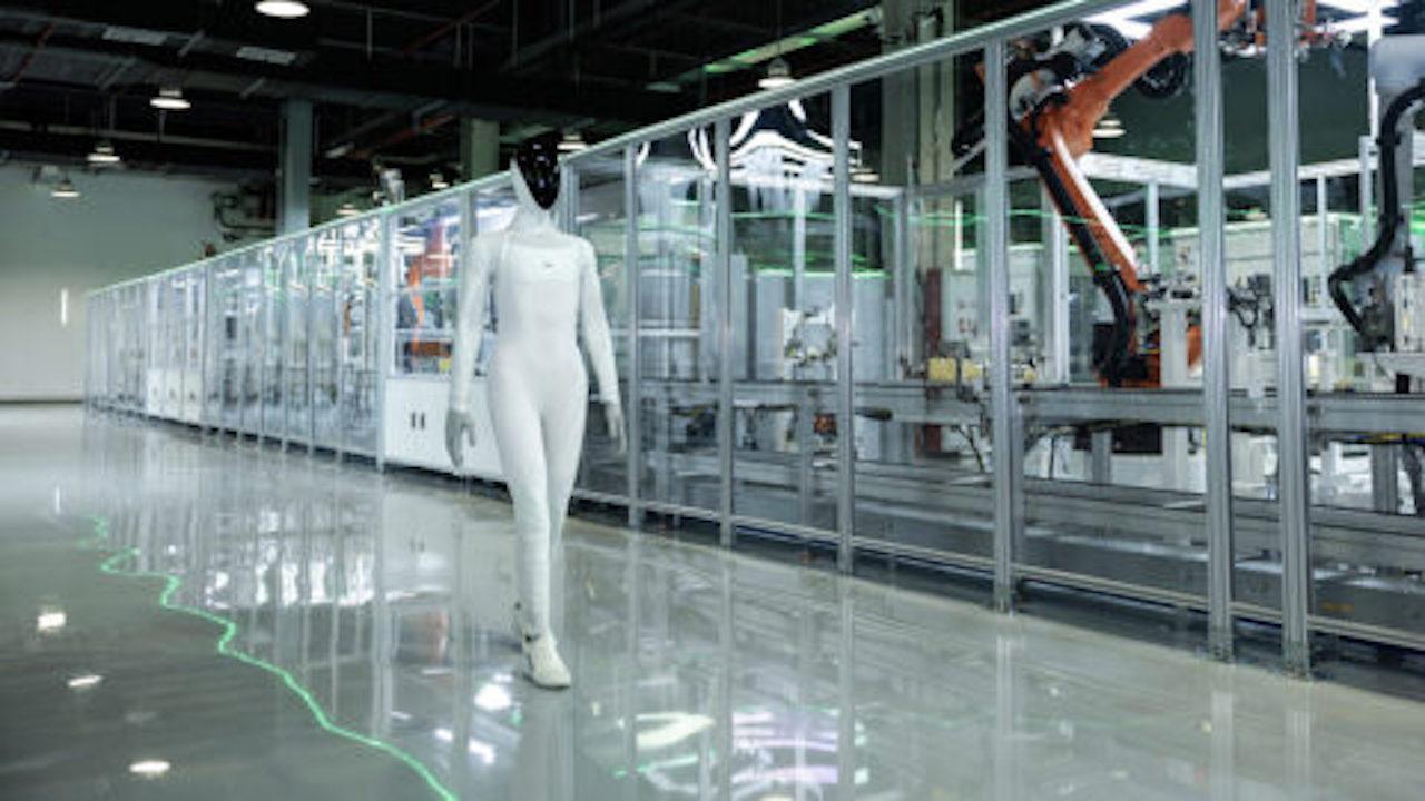 Robot umanoide Xpeng Iron per i concessionari auto tutte le foto