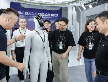 Robot umanoide Xpeng Iron per i concessionari auto: tutte le foto