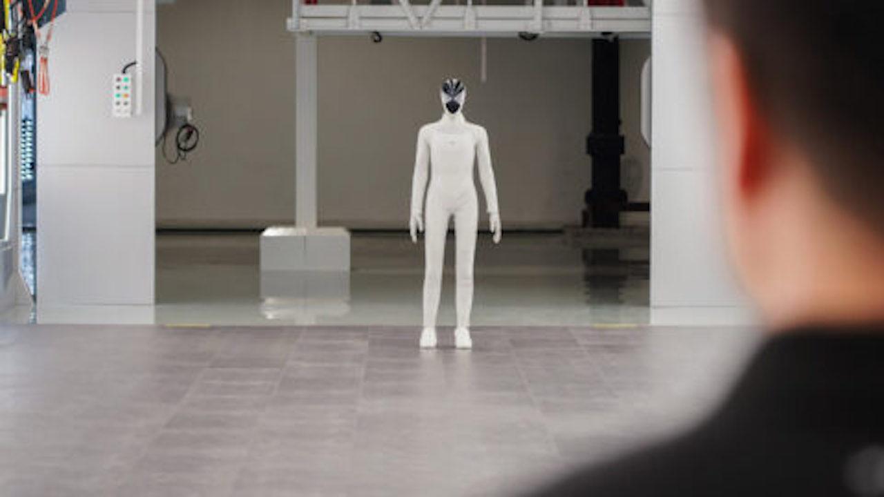 Robot umanoide Xpeng Iron per i concessionari auto tutte le foto