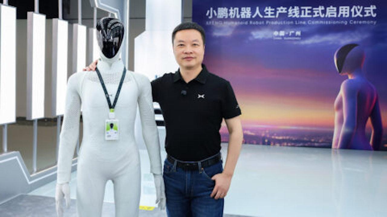 Robot umanoide Xpeng Iron per i concessionari auto tutte le foto