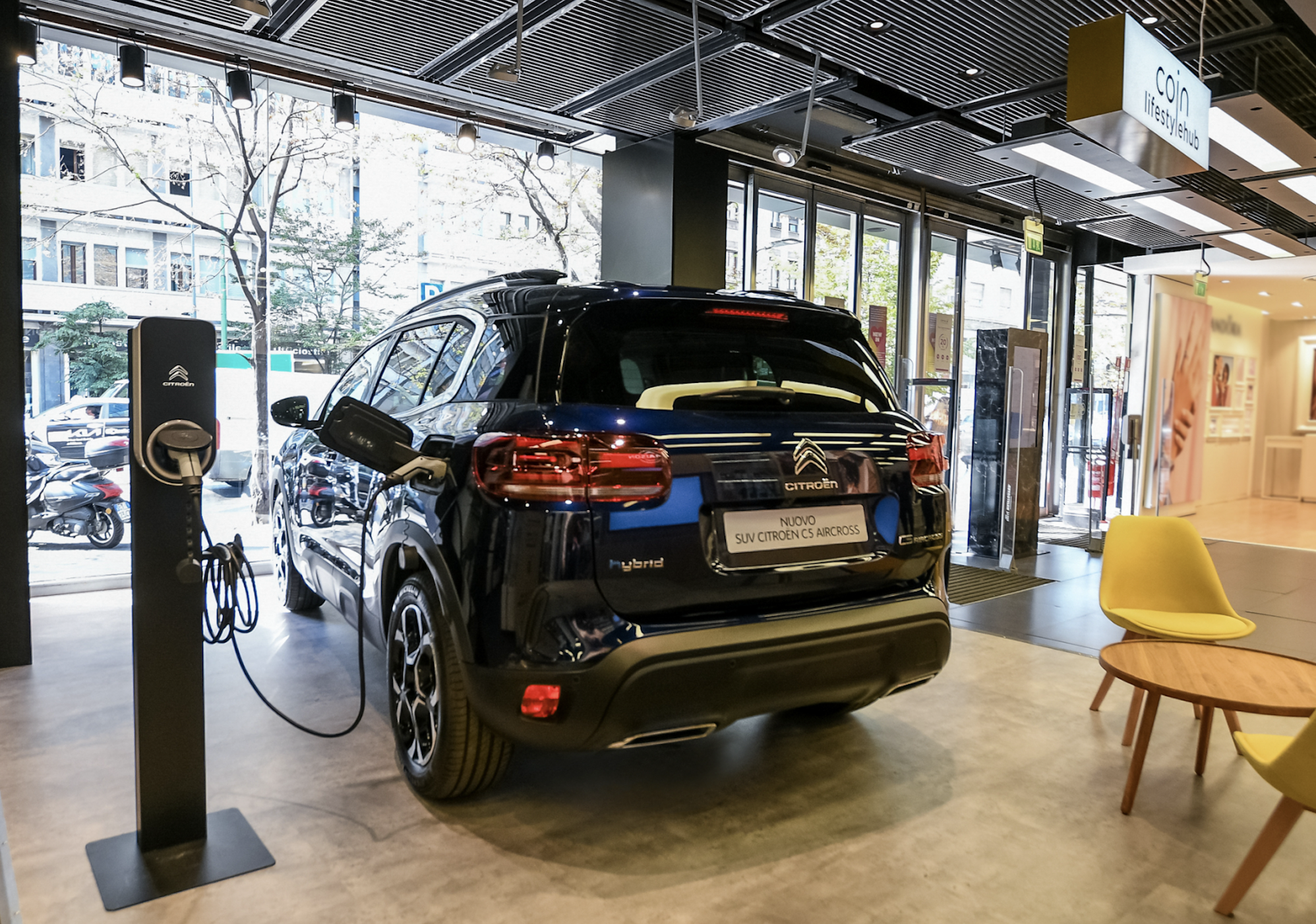 Stellantis ferma la produzione in Francia, la carenza di batterie rallenta i piani per le auto elettriche