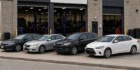 Auto in sosta davanti a officina