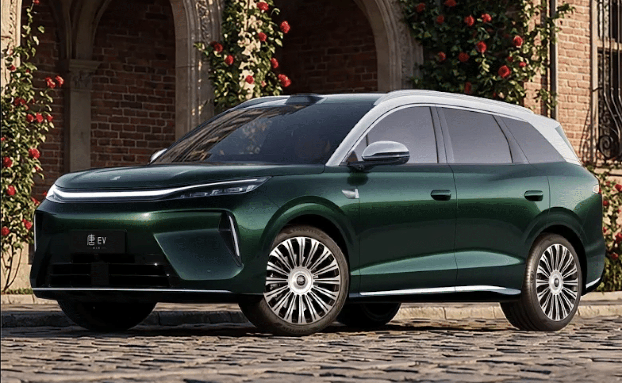 Schermo gigante da cinema nelle auto BYD, riflessioni sulla sicurezza stradale