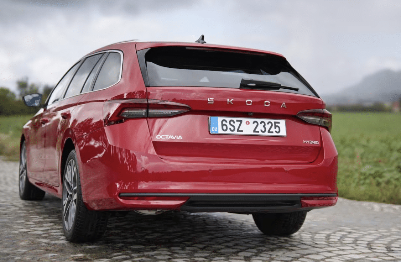 Skoda apre al full hybrid con la Octavia, motori, prezzi e consegne in Italia