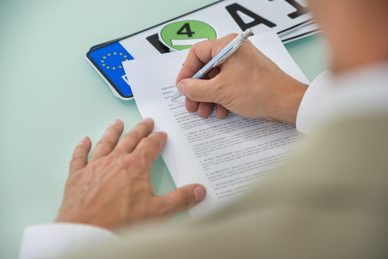 automobilista firma atto targa auto