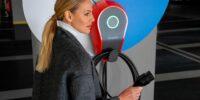 ragazza con wallbox