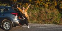ragazza felice viaggia