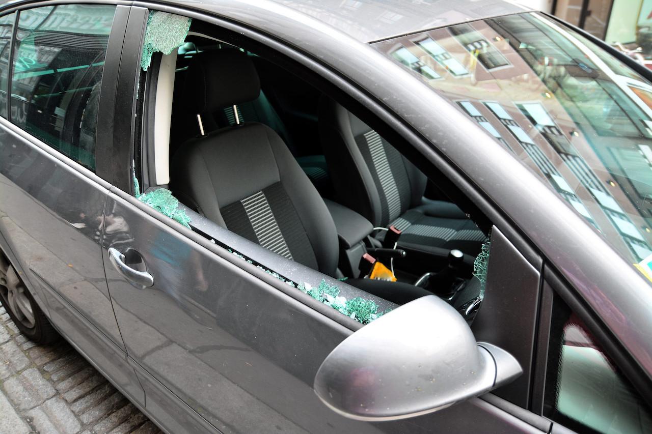 Vetro auto rotto dai vandali